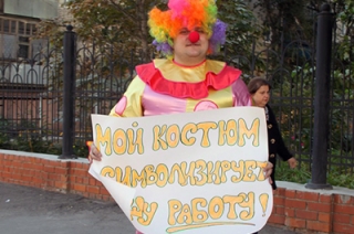 В Саратове борцы с коррупцией подарили клоуна Степанову и Никитину