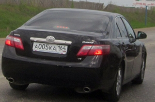 Депутат облдумы использует сразу два авто с корпоративной серией “АКА”