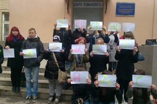 Учащиеся саратовского колледжа вышли на акцию протеста