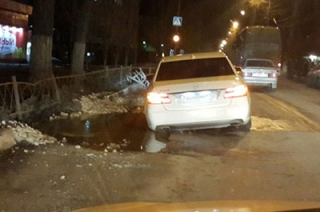 Мерседес провалился в яму