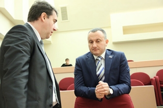 Антон Ищенко призвал руководство гордумы отказаться от служебного транспорта Антон Ищенко призвал руководство гордумы отказаться от служебного транспорта