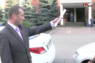 Блогеры припарковали машины на место Владимира Капкаева у областной думы