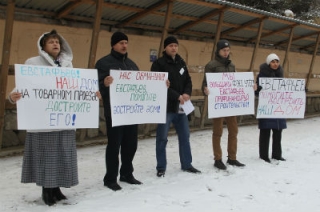 У высоток Аркадия Евстафьева дольщики провели пикет "Достройте дом!" У высоток Аркадия Евстафьева дольщики провели пикет “Достройте дом!”