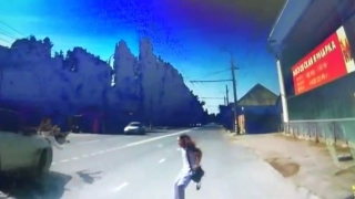 После удара лихача на "БМВ" сбитая девочка летела более 10 метров. Видео