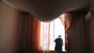 Жильцы пятиэтажки в центре Саратова о пожаре: "Соседи пили, дрались - и загорелось"