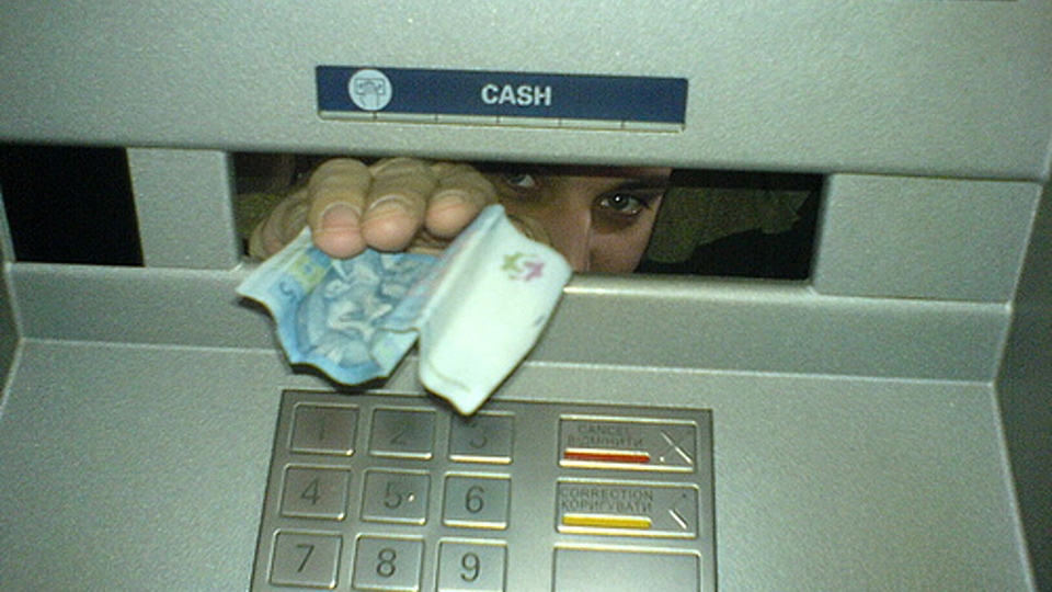 Фальшивая купюра банкомат. Деньги в банкомате. Человек у банкомата. Банкомат прикол.