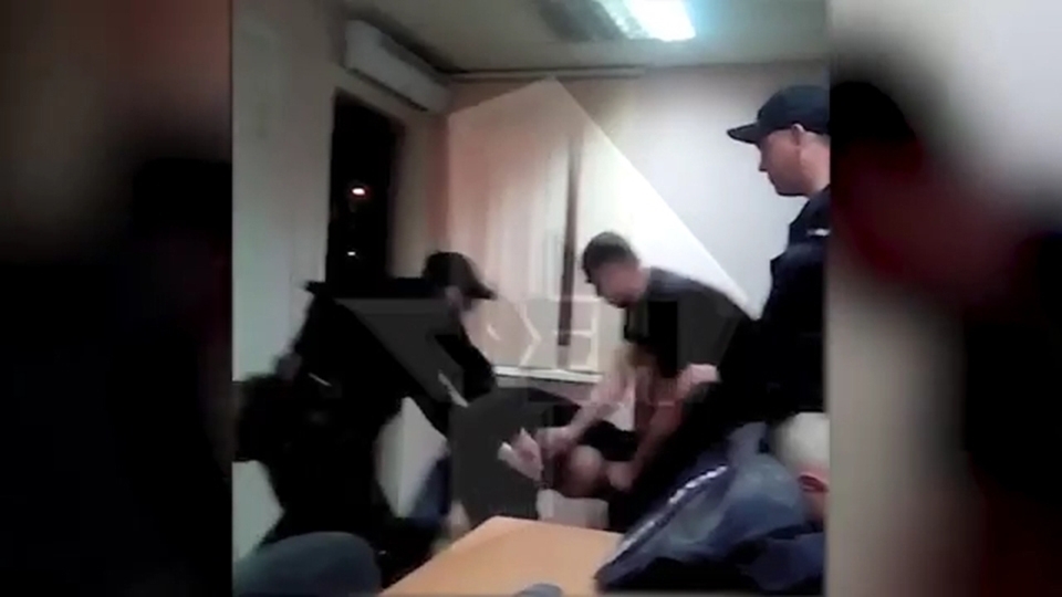 Нападение на сотрудников в щелково. Задержание сотрудниками полиции. Задержание сотрудников полиции в Саратове.