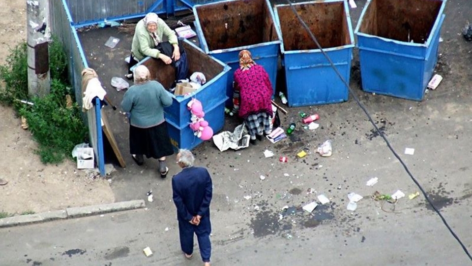 Копаются в мусорках. Клин Сити 621-619. Пенсионеры роются в мусорке. Пенсионеры в мусорных Баках. Пенсионеры в России роются в помойках.