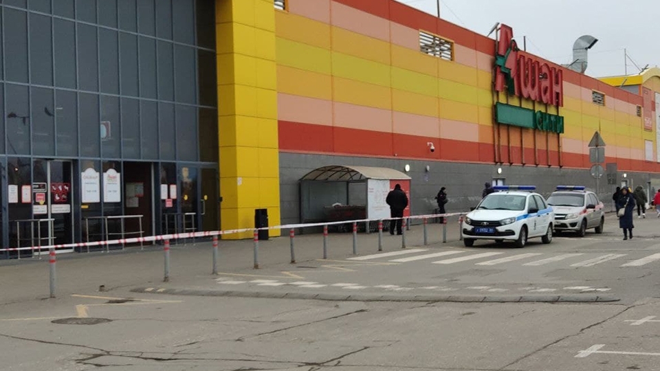 В Саратове из-за угрозы вновь эвакуируют ТЦ | Новости Саратова и ...