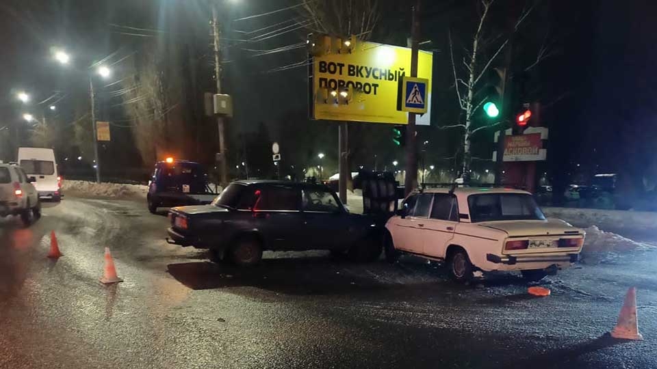 В Заводском районе не разъехались "шестерка" и "семерка". Оба водителя ...