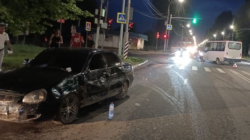 В Саратове тонированная "Приора" не разъехалась с маршруткой | Новости ...